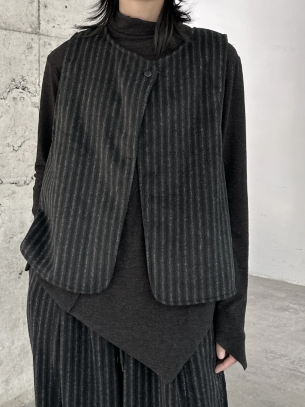 Thickened Cotton Lined Dark British Style Vest Women's Autumn Winter Casual Versatile Sleeveless Tank Top Coat
Thickened Cotton Lined Dark British Style Vest Women's Autumn Winter Casual Versatile Sleeveless Tank Top Coat