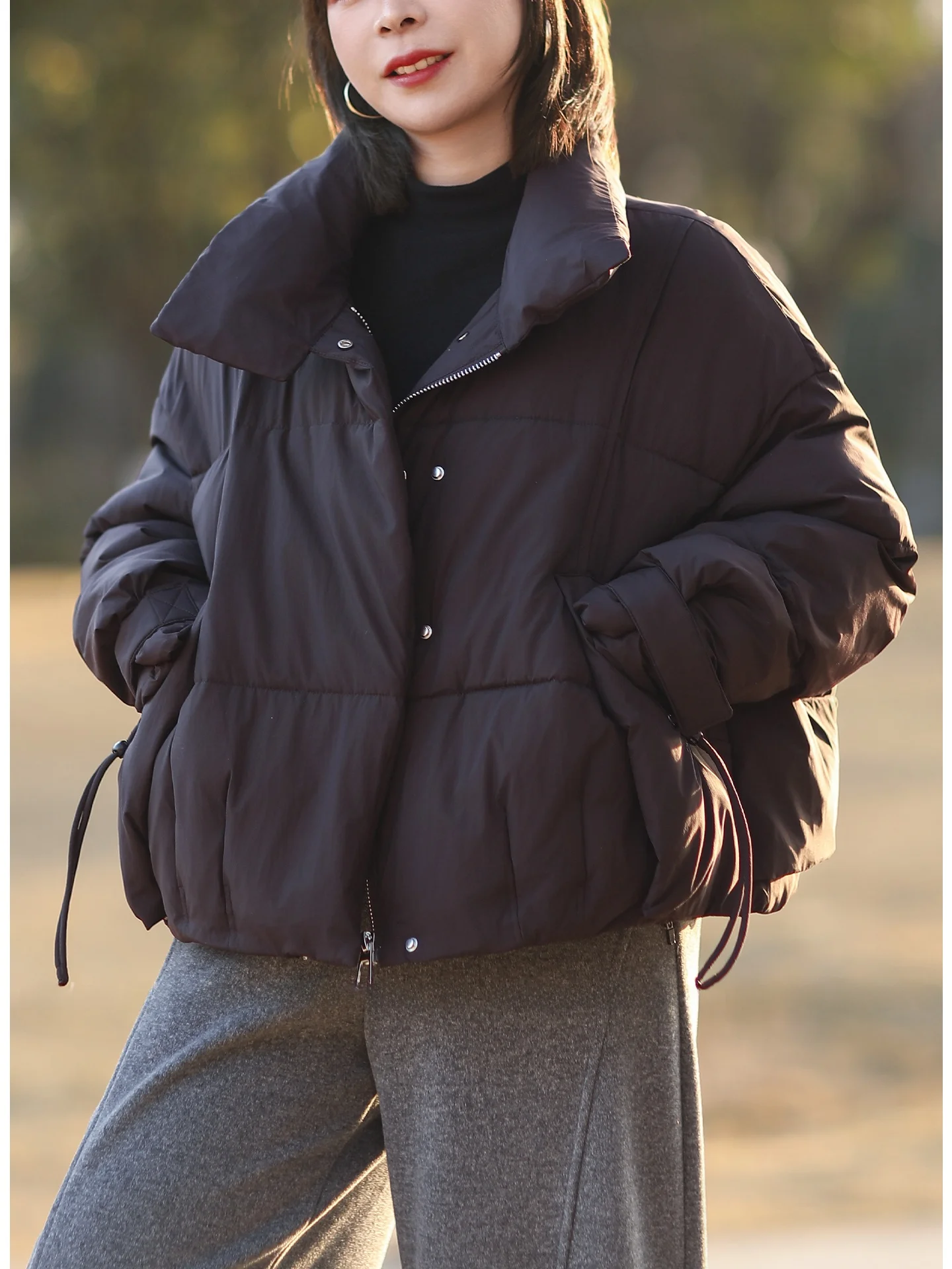 Женская зимняя куртка свободного кроя из хлопка, оригинальный дизайн, воротник-стойка, повседневный стиль, большие размеры, на молнии, с длинными рукавами
Женская зимняя куртка свободного кроя из хлопка, оригинальный дизайн, воротник-стойка, повседневный стиль, большие размеры, на молнии, с длинными рукавами