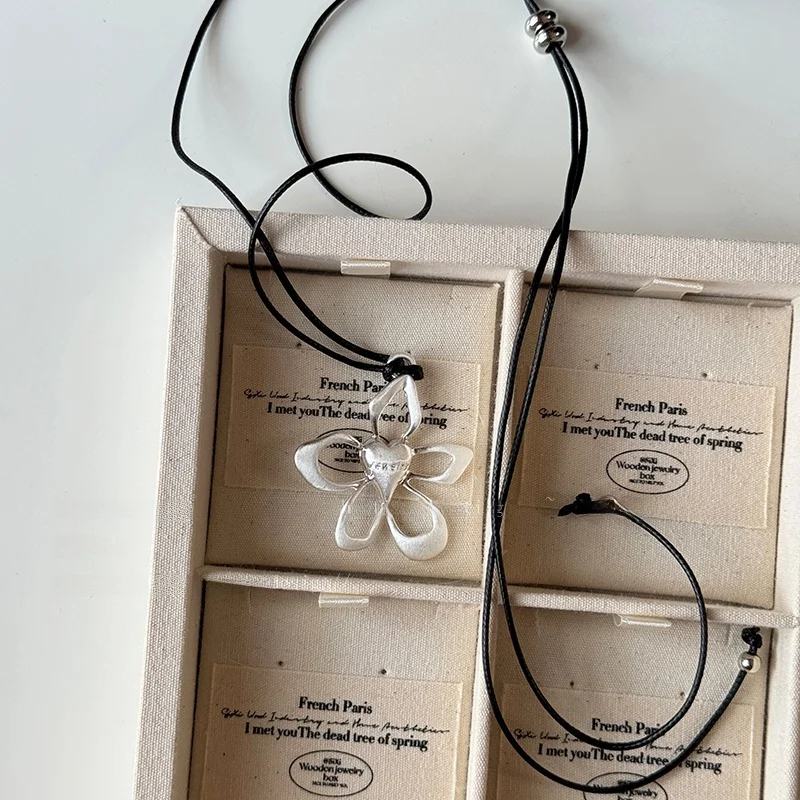 Korean Sle Hollow Flower Pendant Nelace Long Sweater Chain Adjustable Bla Rope for Women Sweet Girl Faion Jewelry
Korean Sle Hollow Flower Pendant Nelace Long Sweater Chain Adjustable Bla Rope for Women Sweet Girl Faion Jewelry