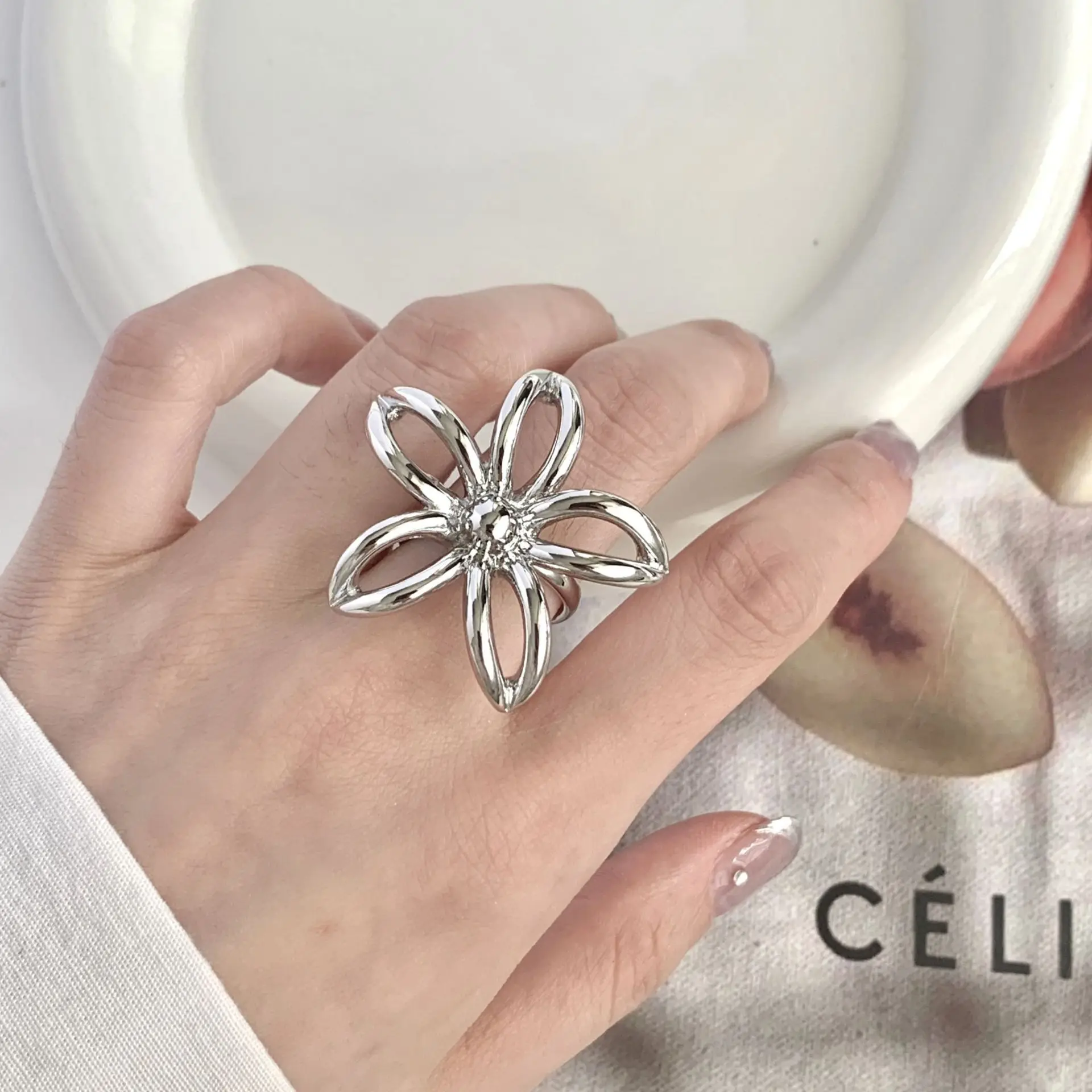 Массивное цветочное кольцо с вырезами, нестандартное, персонализированное, модный аксессуар для женщин, в стиле хип-хоп, открытое, универсальное.
Массивное цветочное кольцо с вырезами, нестандартное, персонализированное, модный аксессуар для женщин, в стиле хип-хоп, открытое, универсальное.