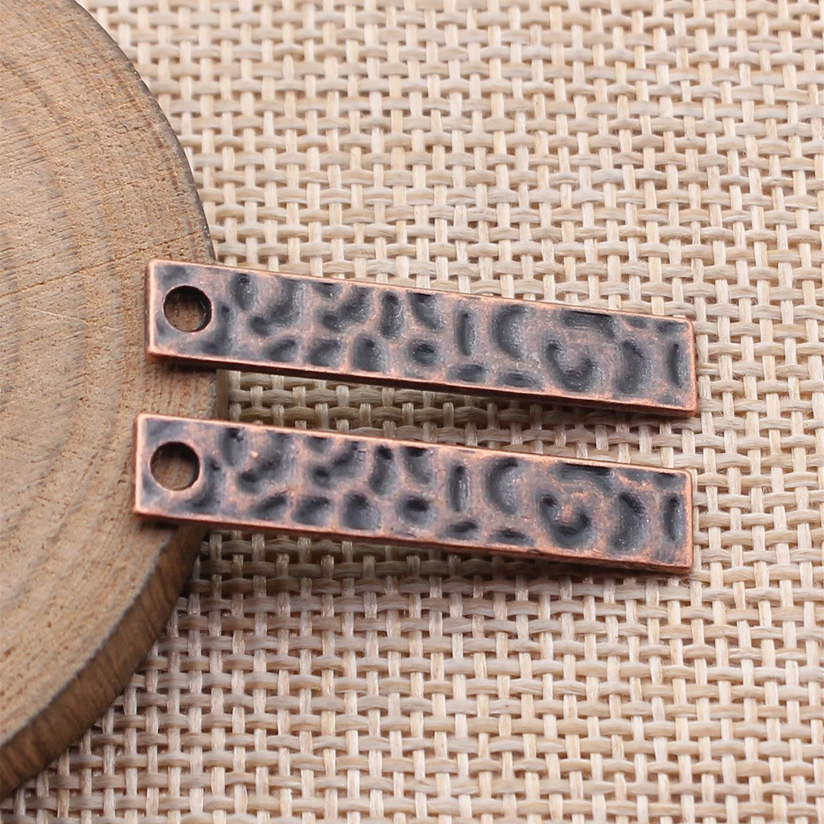 20pcs 35x6.7mm(1.38x0.26inch) 2 Colors Antique Bronze Color Antique Copper Color Hammered Strip Charms Pendants
20pcs 35x6.7mm(1.38x0.26inch) 2 Colors Antique Bronze Color Antique Copper Color Hammered Strip Charms Pendants
