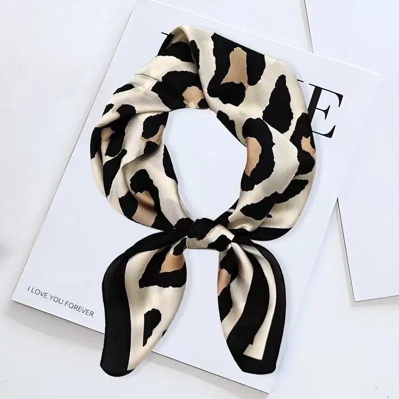 1pc Vintage And Fashionable Leopard Print Animal Print Satin Square Scarf Headband Bandana, Versatile Women's Silk Imitation Scarf Shawl For Tourism, Vacation, Leisure, And Leisure,Head Scarf, Daily Commuting Small Collar, Fashionable Handbag Decoration B
1pc Vintage And Fashionable Leopard Print Animal Print Satin Square Scarf Headband Bandana, Versatile Women's Silk Imitation Scarf Shawl For Tourism, Vacation, Leisure, And Leisure,Head Scarf, Daily Commuting Small Collar, Fashionable Handbag Decoration B