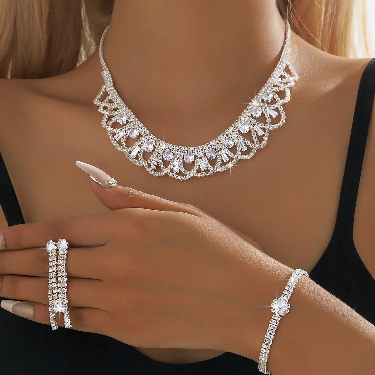 Zircon skirt-shaped necklace, earrings - exquisite and fashionable jewelry set. A gift for the wife on her anniversary.
Zircon skirt-shaped necklace, earrings - exquisite and fashionable jewelry set. A gift for the wife on her anniversary.