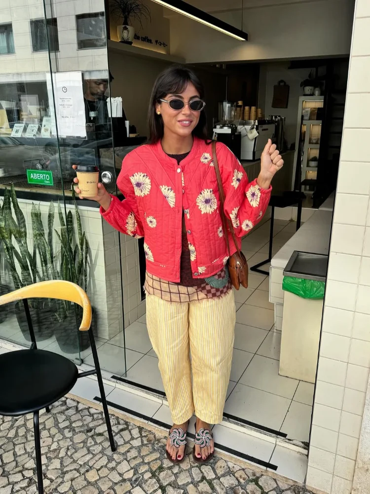 Vintage Women's Flower Jacket New Chinese Traditional Red Button Jackets 2025 Autumn New Lady Fashion Elegant Modern Outerwear.
Vintage Women's Flower Jacket New Chinese Traditional Red Button Jackets 2025 Autumn New Lady Fashion Elegant Modern Outerwear.