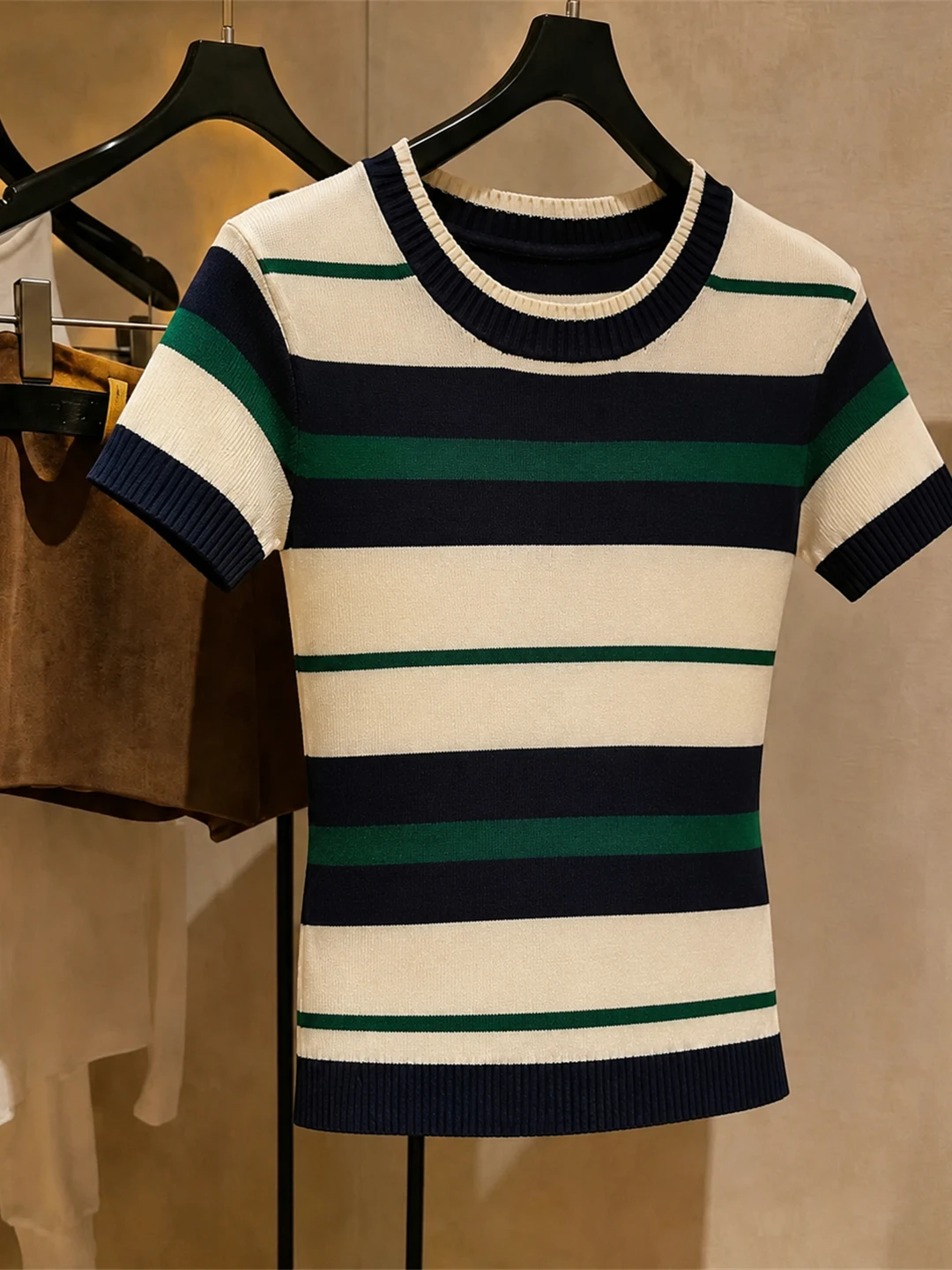 Retro Striped round Neck Knitwear Short Sleeve Comfortable Summer Top Design Sense Korean Style Straight Cut Commute Fashion
Retro Striped round Neck Knitwear Short Sleeve Comfortable Summer Top Design Sense Korean Style Straight Cut Commute Fashion