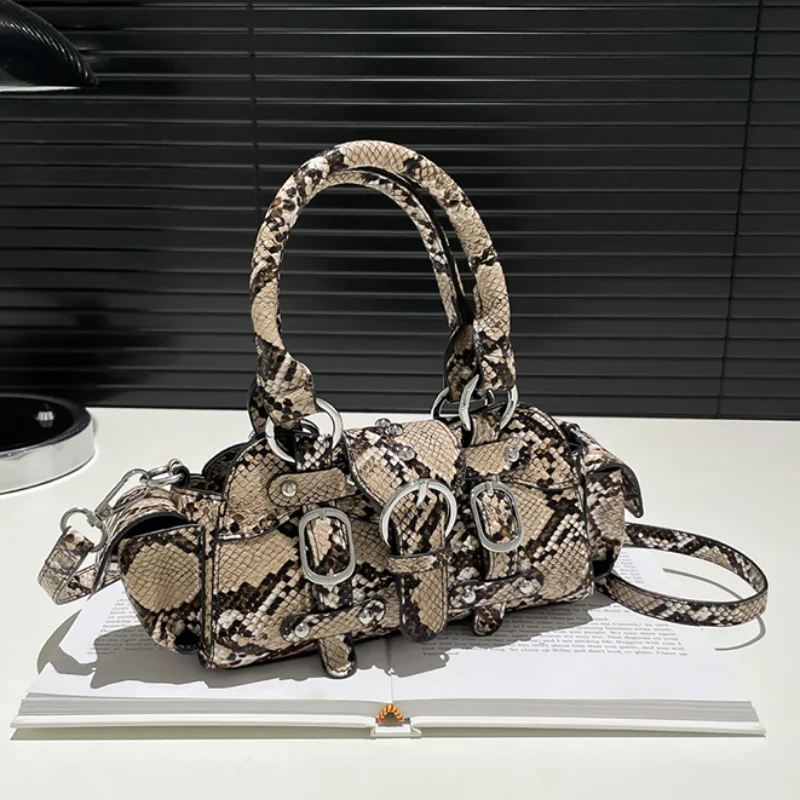 Fashion Snake Pattern Shoulder Bag Brand Light Luxury Design Versatile Personality Simple Texture Handheld Underarm Crossbodybag
Fashion Snake Pattern Shoulder Bag Brand Light Luxury Design Versatile Personality Simple Texture Handheld Underarm Crossbodybag