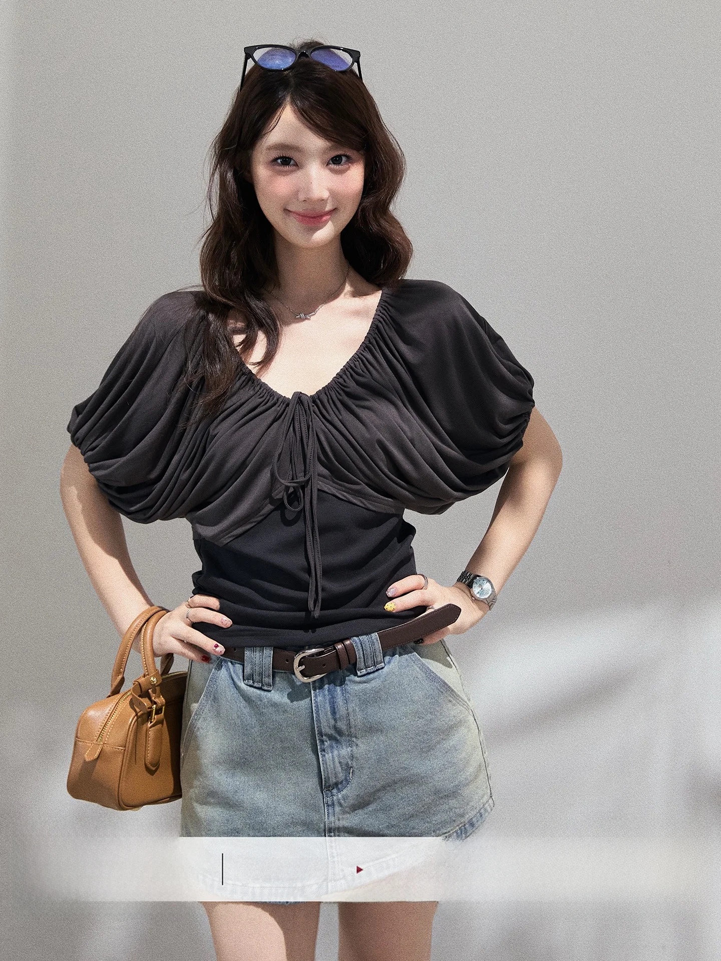 Свободная футболка с v-образным вырезом, женская летняя корейская футболка с дизайном, свободный топ с талией, повседневный свободный крой, удобное ощущение
Свободная футболка с v-образным вырезом, женская летняя корейская футболка с дизайном, свободный топ с талией, повседневный свободный крой, удобное ощущение