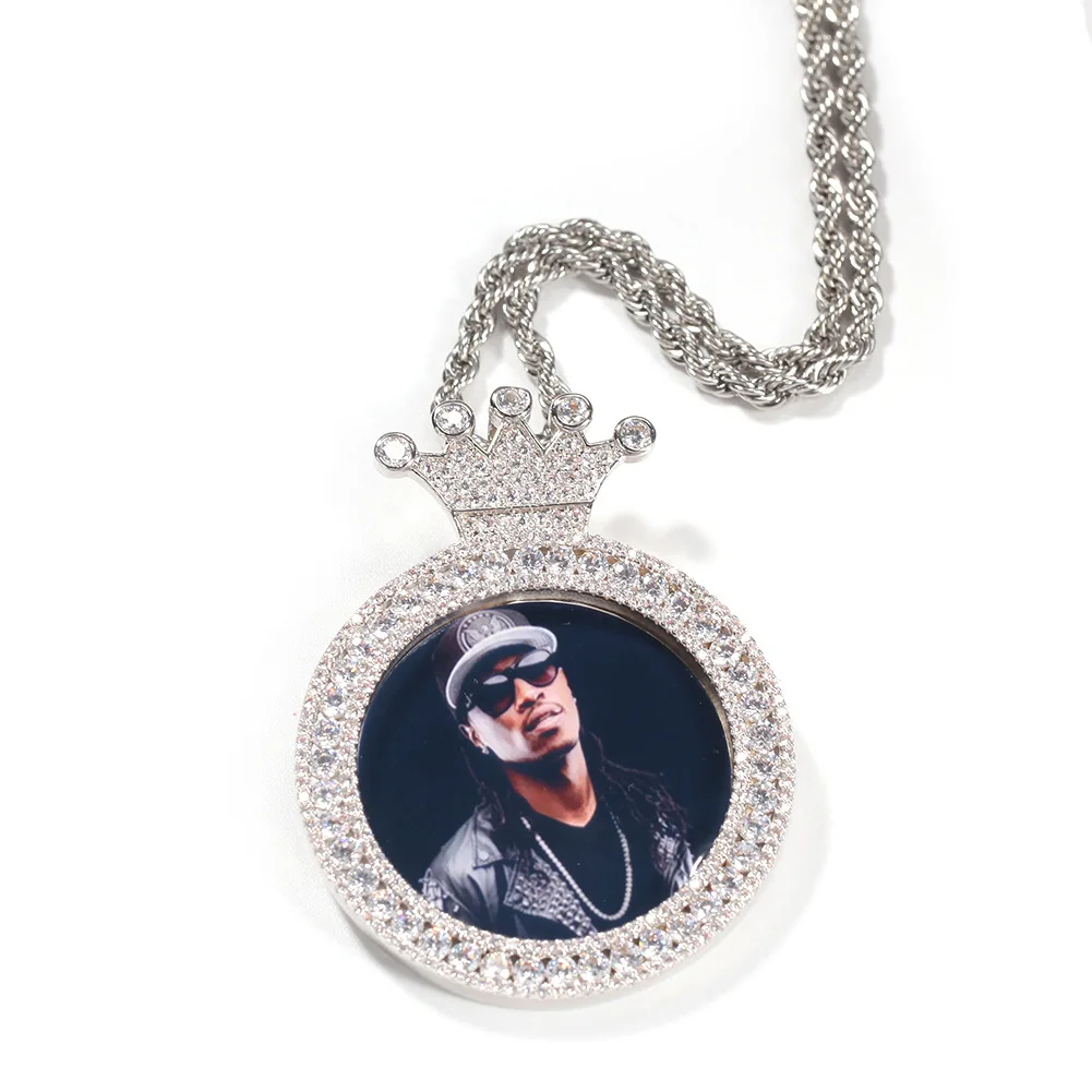2 шт./пакет Iced Out Корона CZ фото кулон 18 К позолоченный цирконий фото ожерелье индивидуальная картина подарок ювелирные изделия
2 шт./пакет Iced Out Корона CZ фото кулон 18 К позолоченный цирконий фото ожерелье индивидуальная картина подарок ювелирные изделия