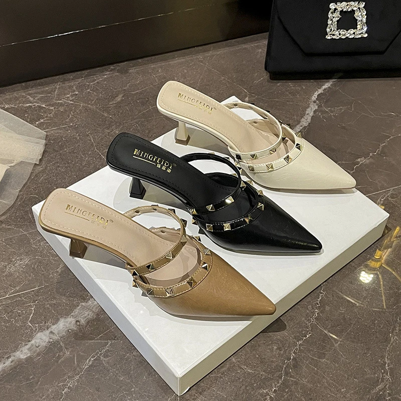 Closed-toe mules2026New summer outdoor sandals with rivets and stiletto heels
Closed-toe mules2026New summer outdoor sandals with rivets and stiletto heels