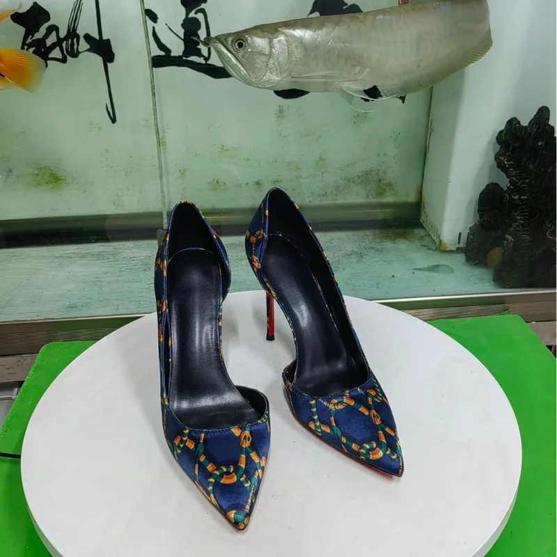 new fashionable pointed patent leather high heels with exquisite chain printing design,charming red slim high heels for women
new fashionable pointed patent leather high heels with exquisite chain printing design,charming red slim high heels for women