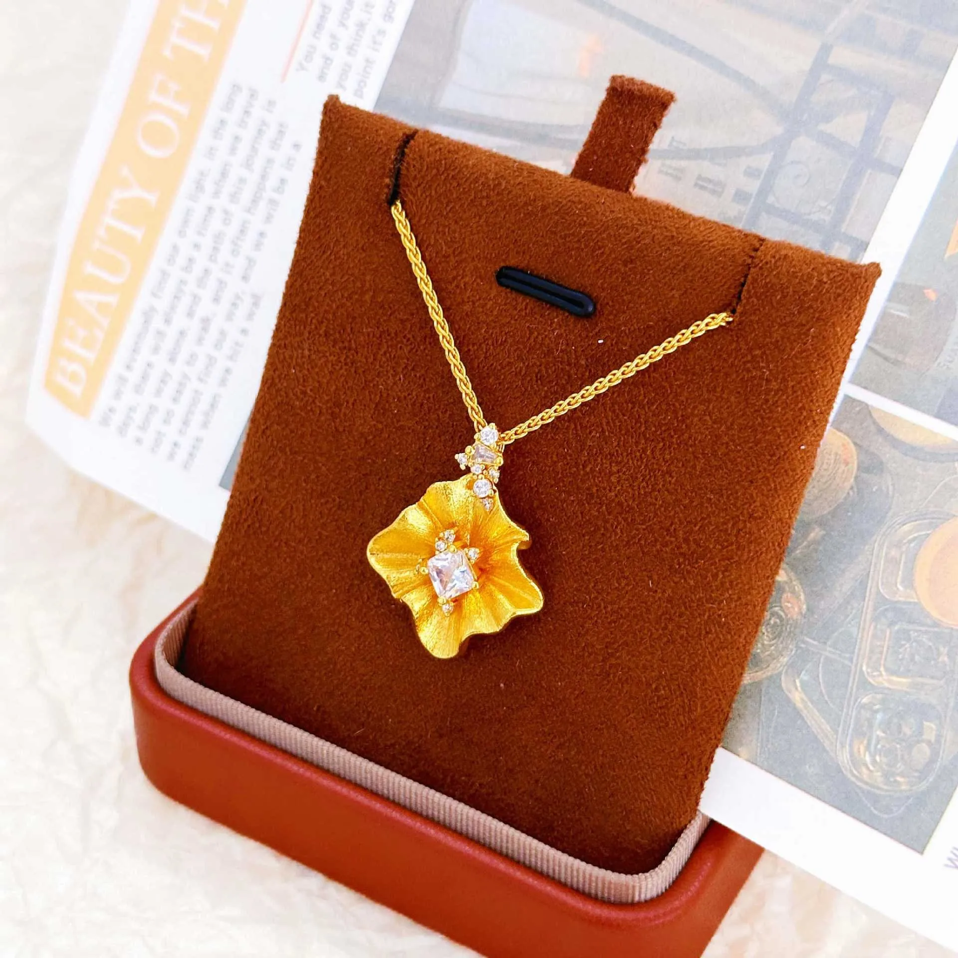 Gentle Wrinkle Flower Square Zircon Pendant Clavicle Chain For Women 24K Gold AU999 create soft luxurious charm for daily neck
Gentle Wrinkle Flower Square Zircon Pendant Clavicle Chain For Women 24K Gold AU999 create soft luxurious charm for daily neck