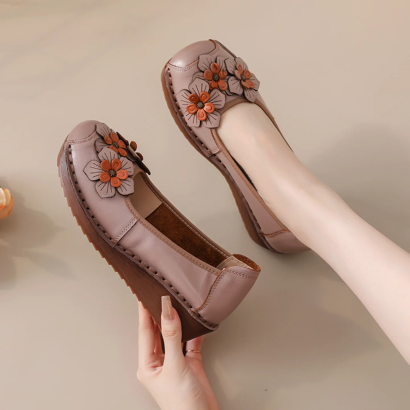 New genuine leather wedge pumps women med heeled pump slip on flats elderly woman retro moccasins ladies flat sole shallow shoe
New genuine leather wedge pumps women med heeled pump slip on flats elderly woman retro moccasins ladies flat sole shallow shoe