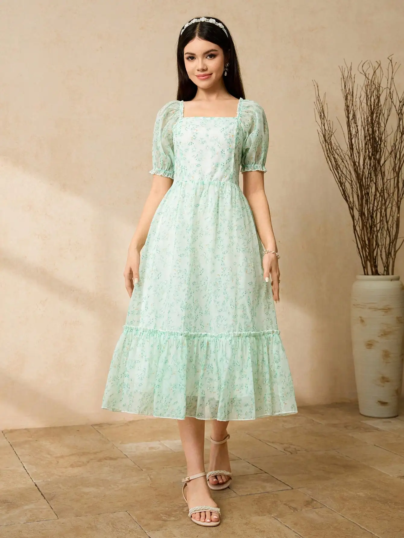 Elegant Green Floral Puff Sleeve Square Neck Midi Dress With Ruffle Skirt
Elegant Green Floral Puff Sleeve Square Neck Midi Dress With Ruffle Skirt