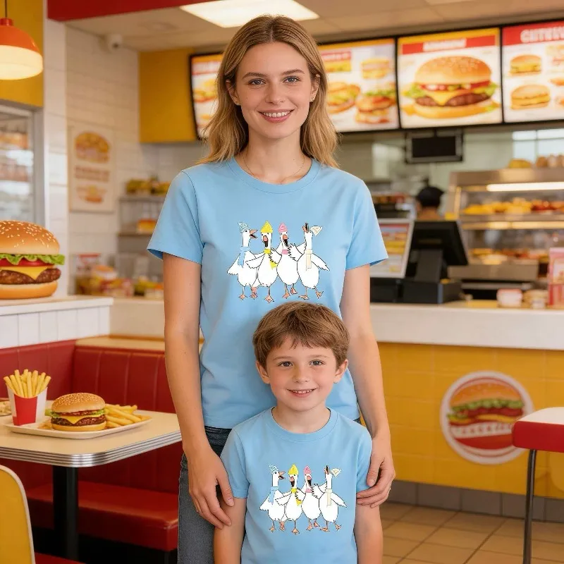 Детская футболка из чистого хлопка с принтом «Большой белый гусь» (мультяшный рисунок), коллекция 2026 года, короткий рукав, для детей и родителей
Детская футболка из чистого хлопка с принтом «Большой белый гусь» (мультяшный рисунок), коллекция 2026 года, короткий рукав, для детей и родителей