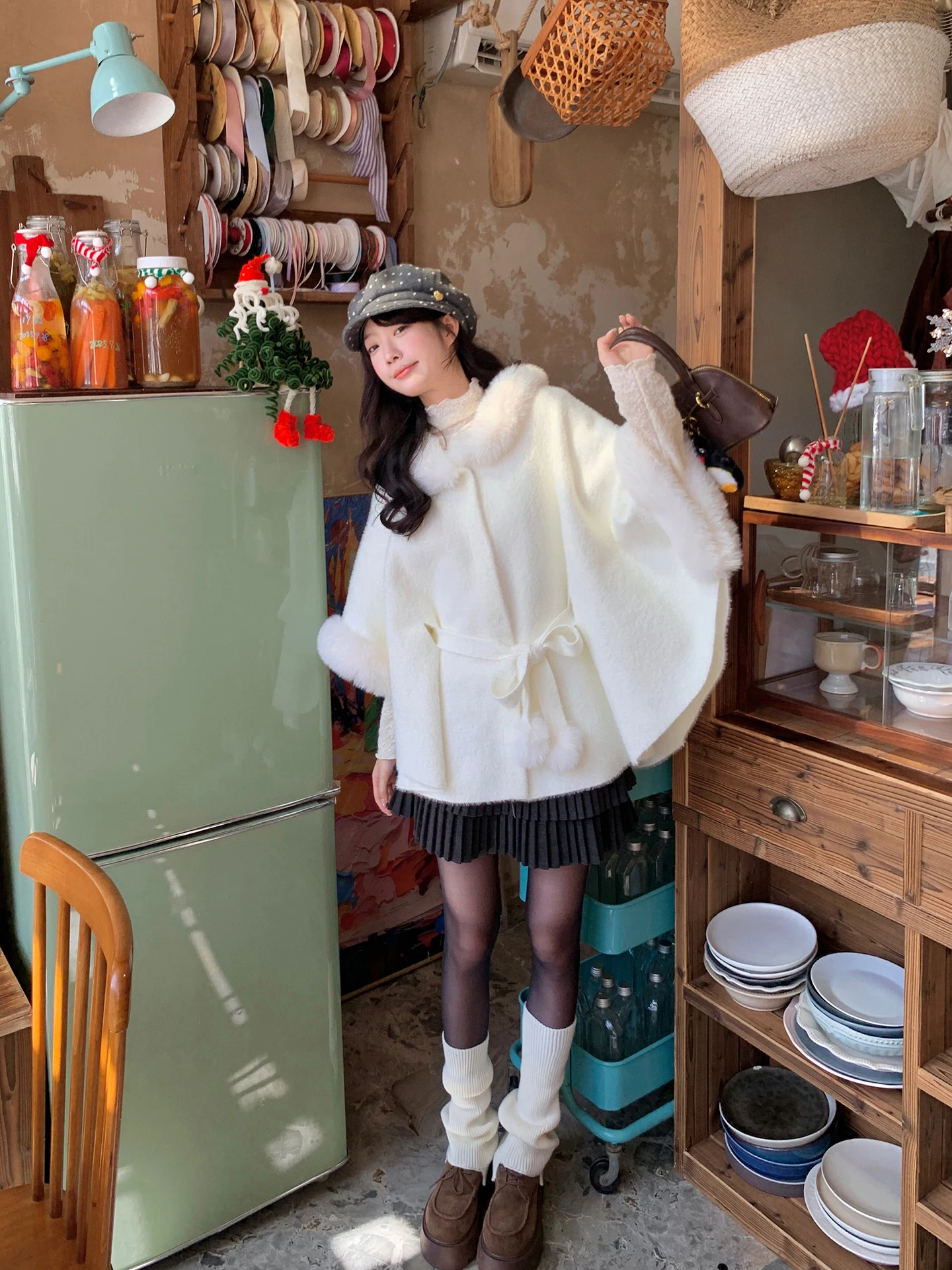 Мягкое и уютное женское трикотажное пальто с меховым воротником и капюшоном, стандартной длины, с прямым подолом, теплое, для повседневной носки
Мягкое и уютное женское трикотажное пальто с меховым воротником и капюшоном, стандартной длины, с прямым подолом, теплое, для повседневной носки