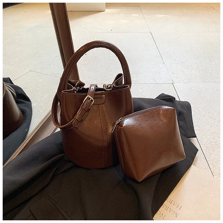 Корейская версия модной сумки-ведра для матери, однотонная универсальная высококачественная сумка через плечо в стиле ретро
Корейская версия модной сумки-ведра для матери, однотонная универсальная высококачественная сумка через плечо в стиле ретро