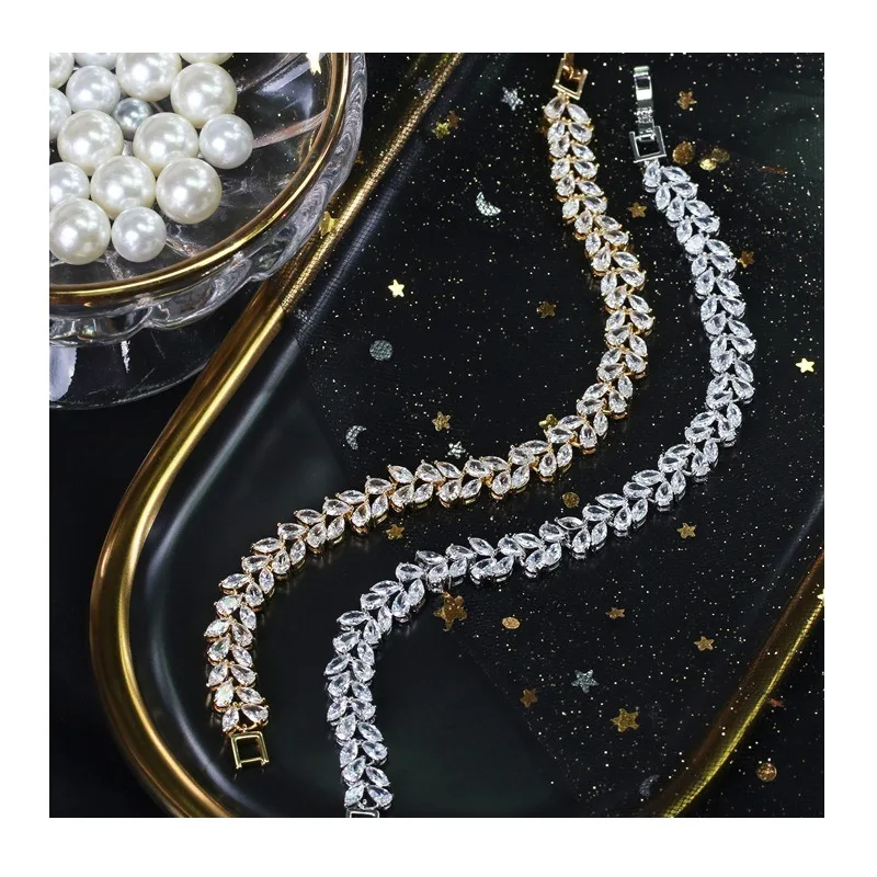Simple Copper Zircon Leaf Bracelet, New Fashion Hipster Accessories, Women's Creative Bracelet.
Simple Copper Zircon Leaf Bracelet, New Fashion Hipster Accessories, Women's Creative Bracelet.