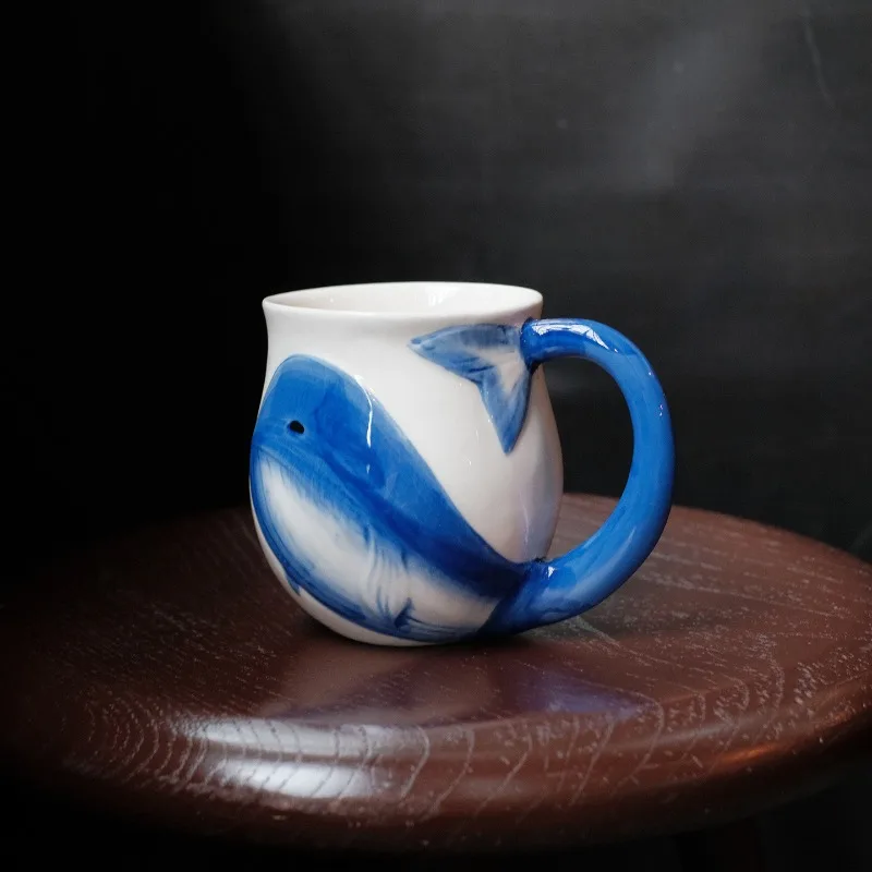 Креативная кружка в форме кита, керамическая ручная роспись подглазурного цвета, бытовая чашка для молочной воды, чашка для завтрака, кофейная чашка послеnoon tea 
Креативная кружка в форме кита, керамическая ручная роспись подглазурного цвета, бытовая чашка для молочной воды, чашка для завтрака, кофейная чашка послеnoon tea