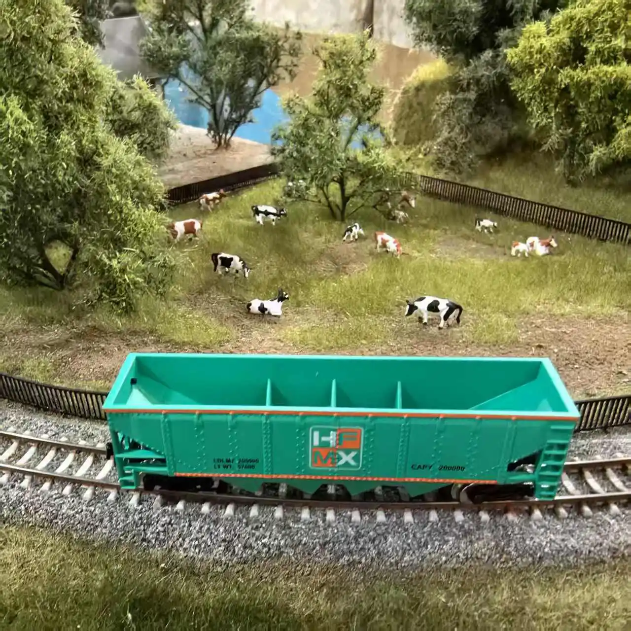 Металлическая модель грузового вагона-хоппер N Scale 1:160 с колесами, для взрослых, классическая коллекция, для диорамы, подарок
Металлическая модель грузового вагона-хоппер N Scale 1:160 с колесами, для взрослых, классическая коллекция, для диорамы, подарок