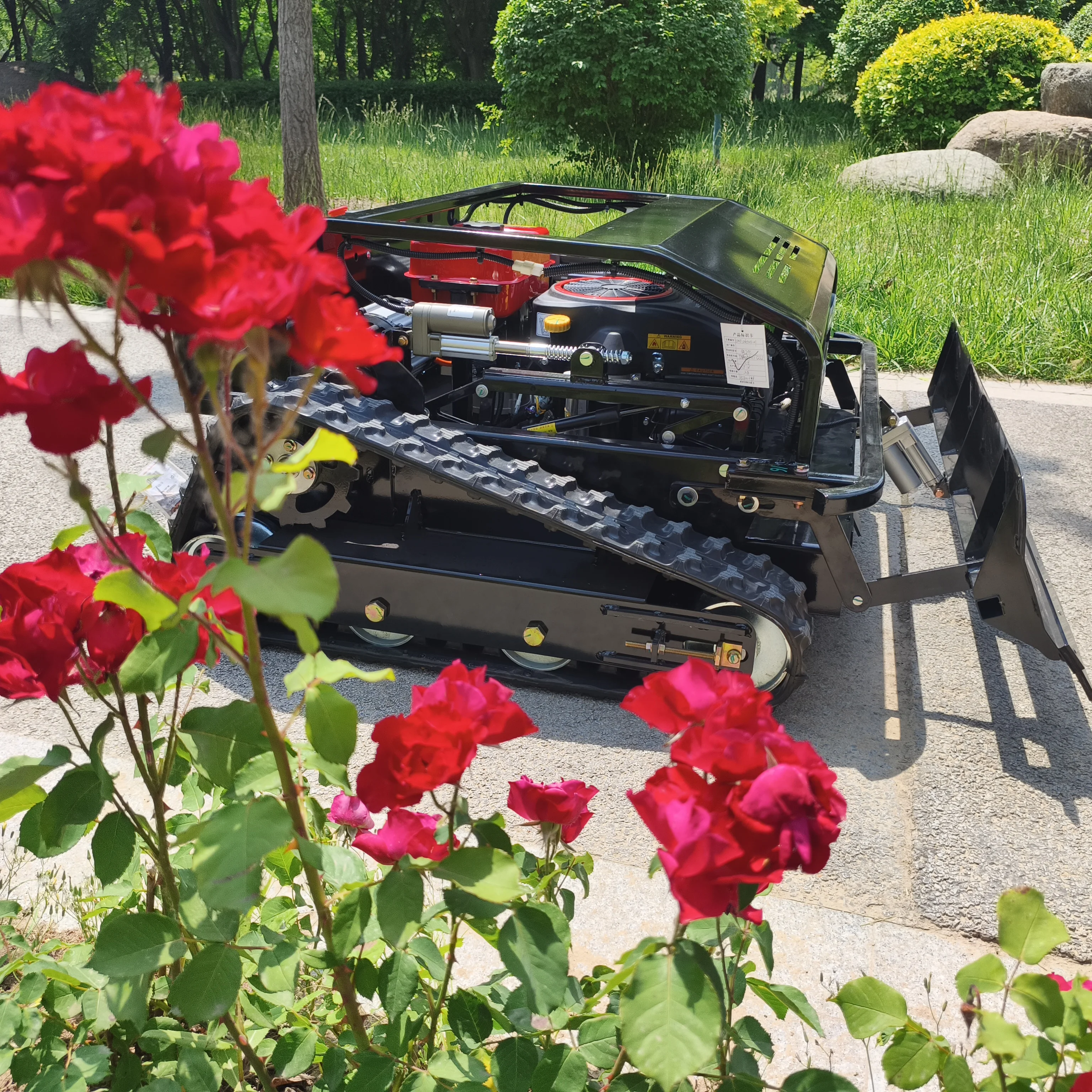 Self-charging rc lawn mower with snow plow Antistall 3800㎡/h 800MM 5KM/H Support customization Support OEM
Self-charging rc lawn mower with snow plow Antistall 3800㎡/h 800MM 5KM/H Support customization Support OEM