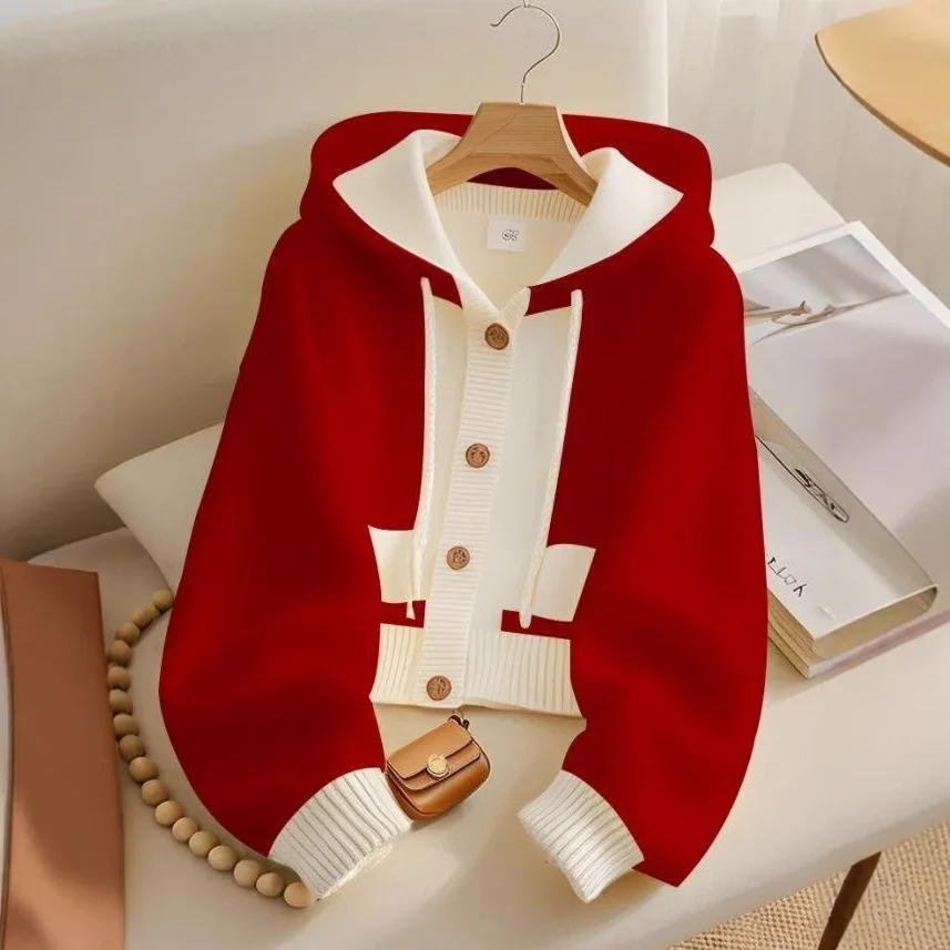 Красный однобортный вязаный кардиган с капюшоном для женщин осенью с высококачественным темпераментным коротким внутренним слоем
Красный однобортный вязаный кардиган с капюшоном для женщин осенью с высококачественным темпераментным коротким внутренним слоем