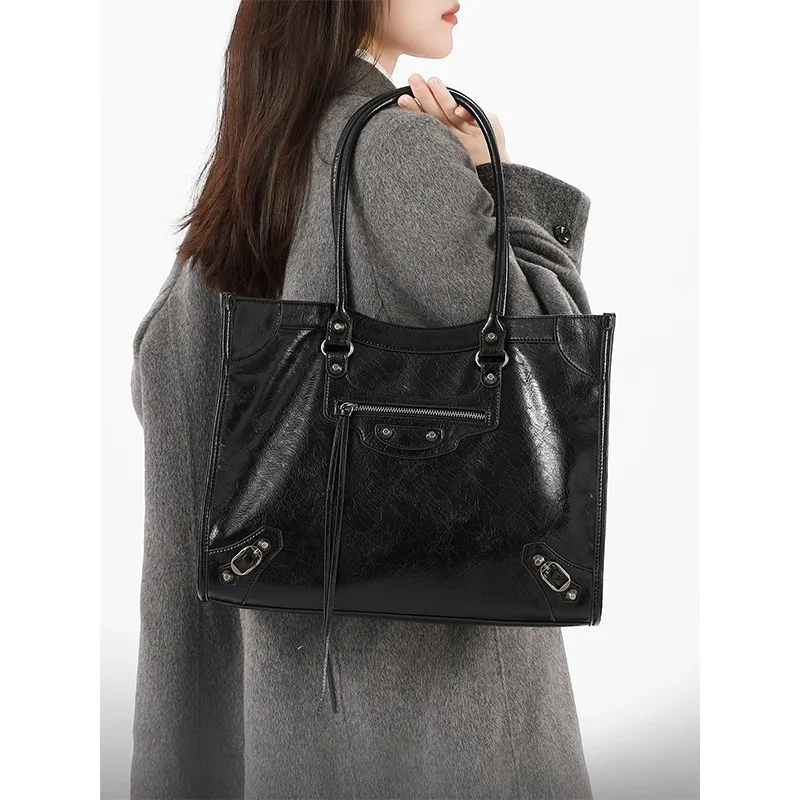 Y2K-масляная восковая кожаная мотоциклетная сумка с заклепками в стиле ретро, 2026, новая свободная сумка на одно плечо, большая вместительная дорожная сумка
Y2K-масляная восковая кожаная мотоциклетная сумка с заклепками в стиле ретро, 2026, новая свободная сумка на одно плечо, большая вместительная дорожная сумка