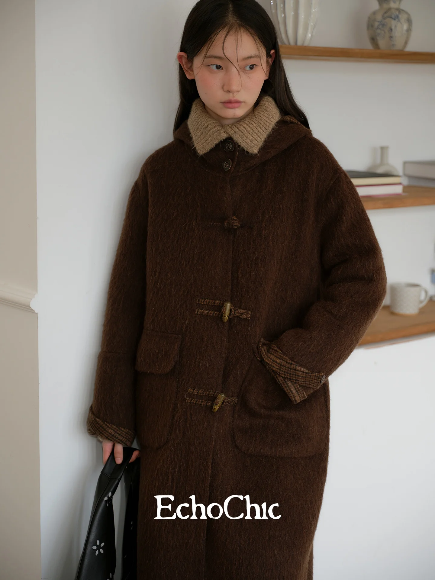 Шикарное двустороннее шерстяное пальто для женщин, длинное, коричневое, с дизайнерскими пуговицами из рога, для повседневной носки, зимнее пальто.
Шикарное двустороннее шерстяное пальто для женщин, длинное, коричневое, с дизайнерскими пуговицами из рога, для повседневной носки, зимнее пальто.