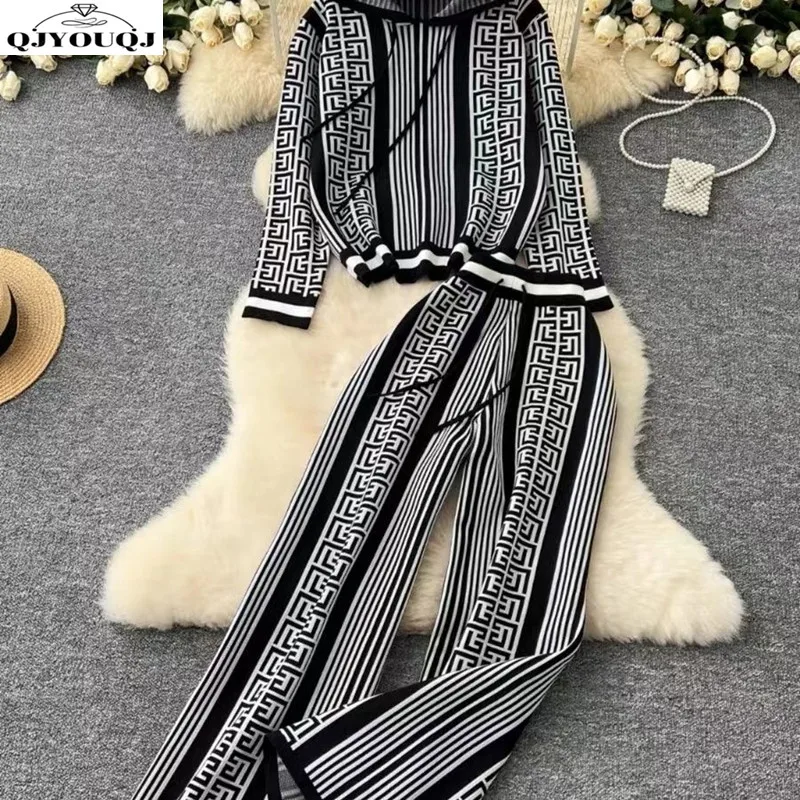 Autumn and winter two-piece set of European and American casual fashion hooded printed knitted sweater+wide leg pants
Autumn and winter two-piece set of European and American casual fashion hooded printed knitted sweater+wide leg pants