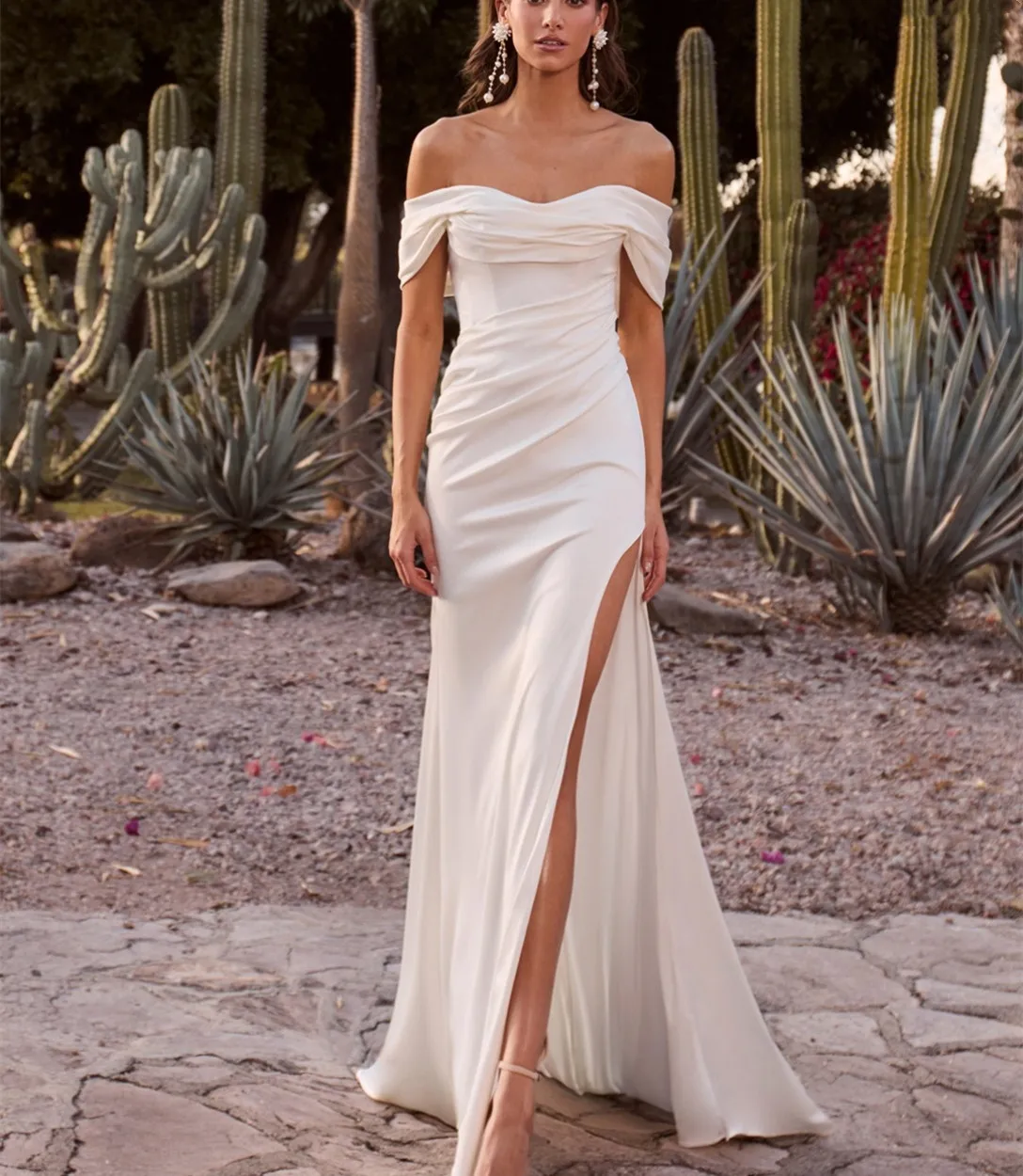 Customized Long Crepe Wedding Dresses with Slit Mermaid Off Shoulder Buttons Back Sweep Train Bridal Gowns for Women
Customized Long Crepe Wedding Dresses with Slit Mermaid Off Shoulder Buttons Back Sweep Train Bridal Gowns for Women