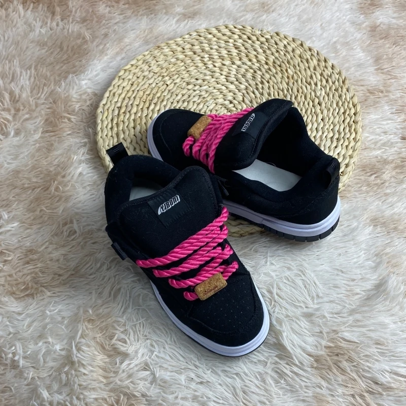 American street black and pink color blocked skateboard shoes, thick rope shoelaces, thick soled casual shoes, niche design, ver
American street black and pink color blocked skateboard shoes, thick rope shoelaces, thick soled casual shoes, niche design, ver