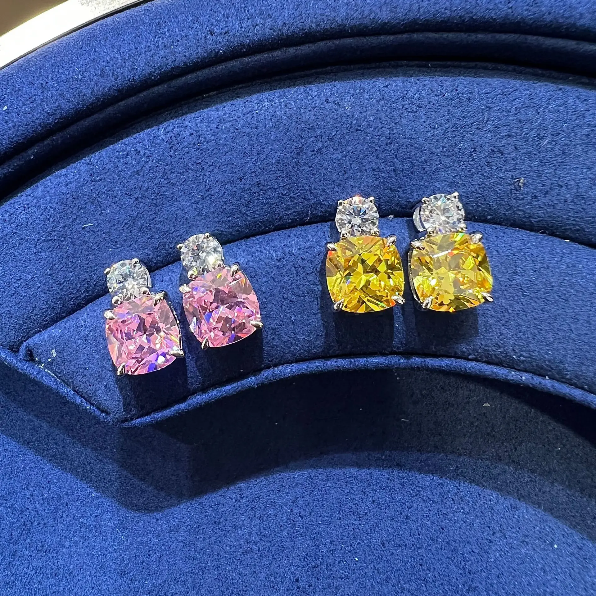 PT950 Platinum Double Diamond Cushion 2.5CT Zircon Earrings Women - Anti-oxidation, long-lasting luster 
PT950 Platinum Double Diamond Cushion 2.5CT Zircon Earrings Women - Anti-oxidation, long-lasting luster