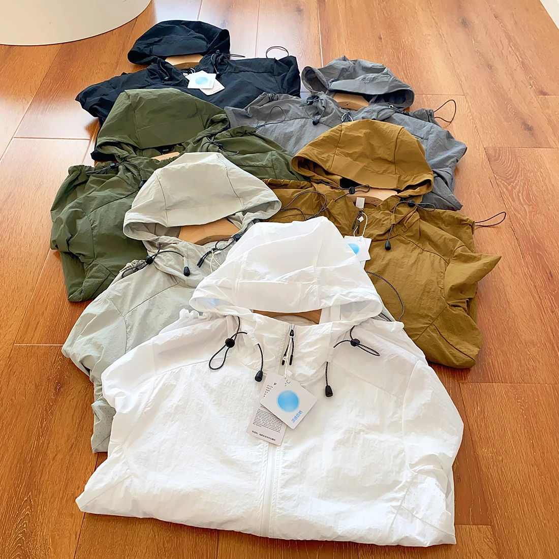 Легкая дышащая куртка с защитой от солнца UPF50 для мужчин и женщин, летняя модная городская нейлоновая куртка для пар
Легкая дышащая куртка с защитой от солнца UPF50 для мужчин и женщин, летняя модная городская нейлоновая куртка для пар