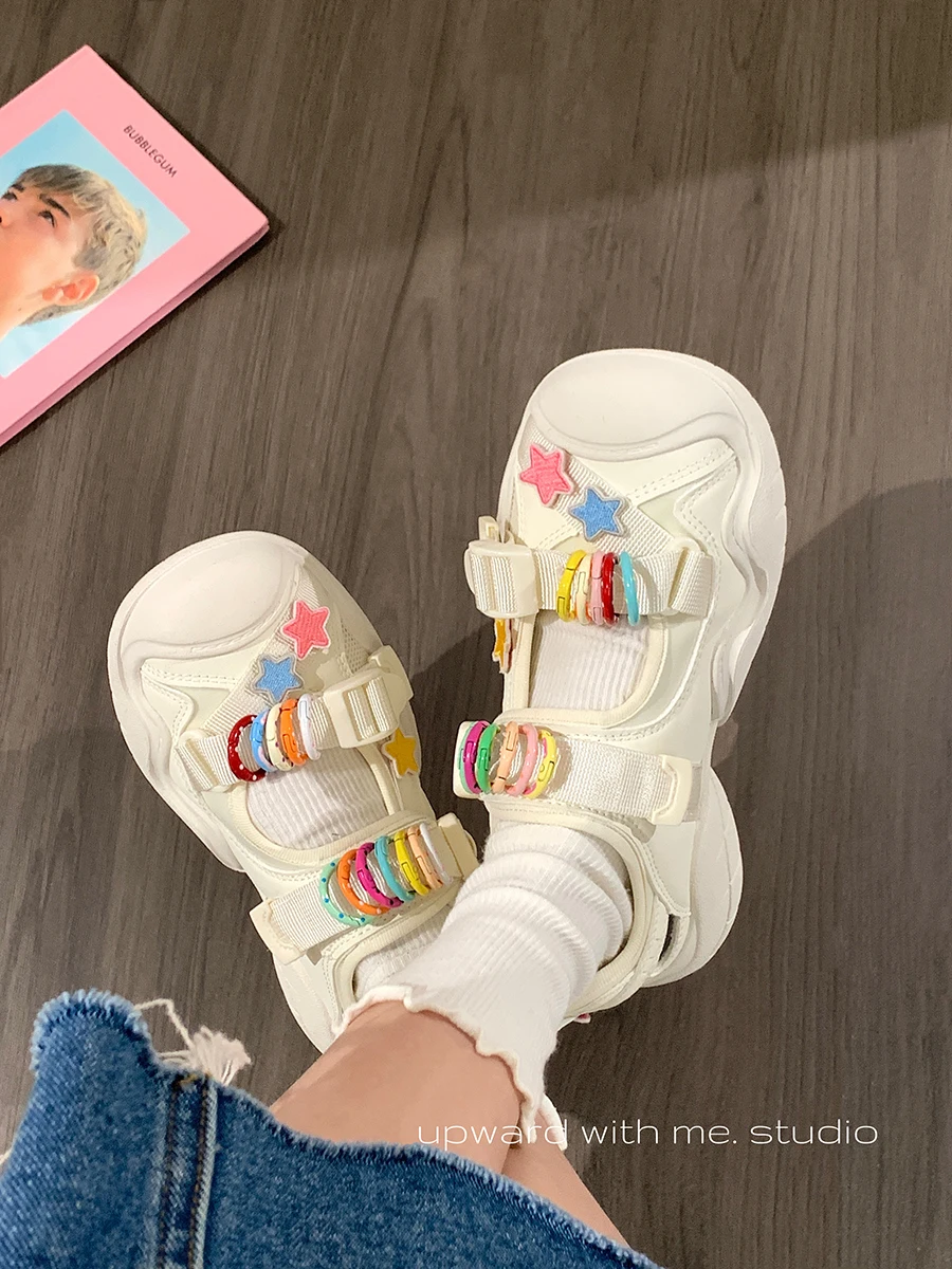 Милые спортивные сандалии в стиле Лолиты с разноцветными звездами для женщин, новинка 2024, летняя дышащая универсальная обувь для одиночной обуви для женщин
Милые спортивные сандалии в стиле Лолиты с разноцветными звездами для женщин, новинка 2024, летняя дышащая универсальная обувь для одиночной обуви для женщин