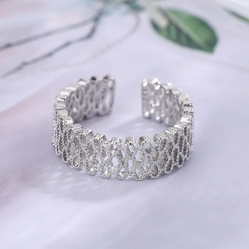 Новые модные тканые кружева из стерлингового серебра 925 пробы, полые индивидуальные легкие роскошные открывающиеся кольца TYB586
Новые модные тканые кружева из стерлингового серебра 925 пробы, полые индивидуальные легкие роскошные открывающиеся кольца TYB586