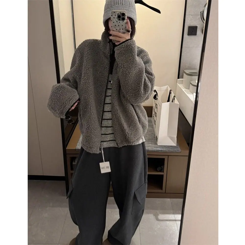 Женская куртка из овечьей шерсти: Новинка сезона, идеальна для холодной, морозной, снежной, арктической, полярной, зимней, зимнего периода, создающая атмосферу хиберализма и брумализма.
Женская куртка из овечьей шерсти: Новинка сезона, идеальна для холодной, морозной, снежной, арктической, полярной, зимней, зимнего периода, создающая атмосферу хиберализма и брумализма.