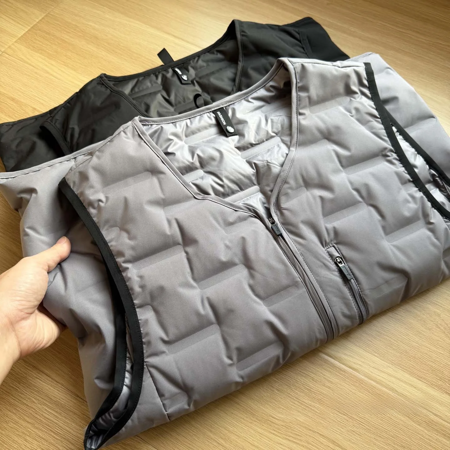 Men's down Vest Lightweight Padded Quilted Du down Vest V-Ne Casual Faionable Winter Warm Ci Sle Zipper Closure
Men's down Vest Lightweight Padded Quilted Du down Vest V-Ne Casual Faionable Winter Warm Ci Sle Zipper Closure