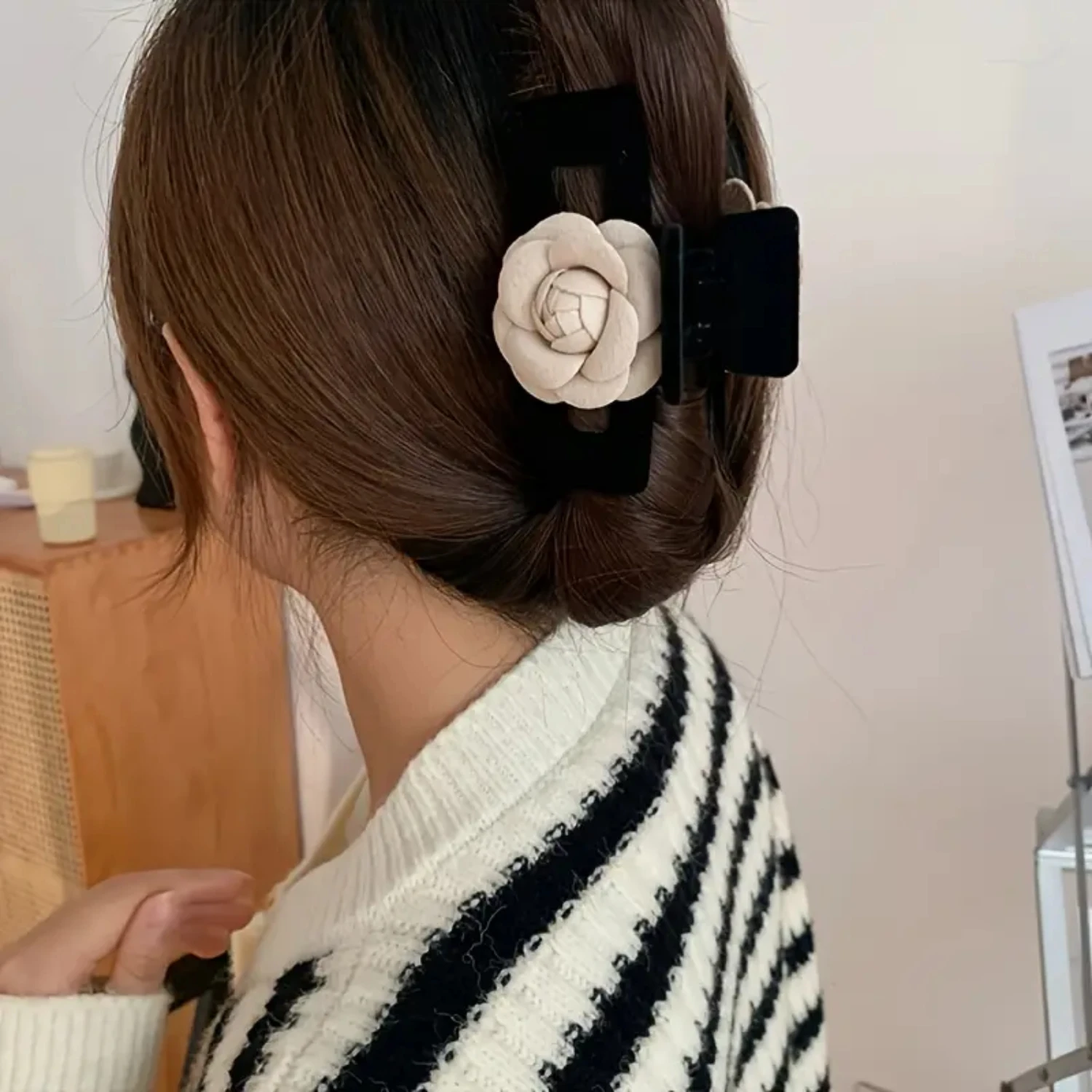 Роскошная заколка для волос из корсажа с искусственным цветком камелии: элегантная французская заколка для женщин, классический бант из искусственного цветка Des
Роскошная заколка для волос из корсажа с искусственным цветком камелии: элегантная французская заколка для женщин, классический бант из искусственного цветка Des