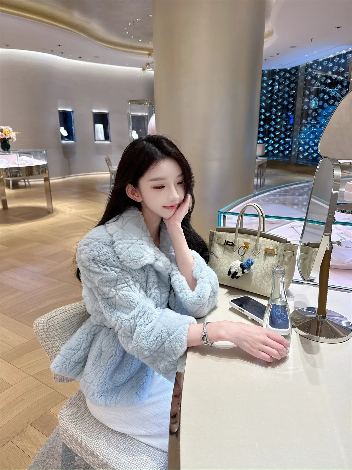 Kikimy Icelandic Blue Rabbit Fur Coat Women's Casual Sle Long Sve ort Length Stand Fit Faionable Leather Jaet
Kikimy Icelandic Blue Rabbit Fur Coat Women's Casual Sle Long Sve ort Length Stand Fit Faionable Leather Jaet