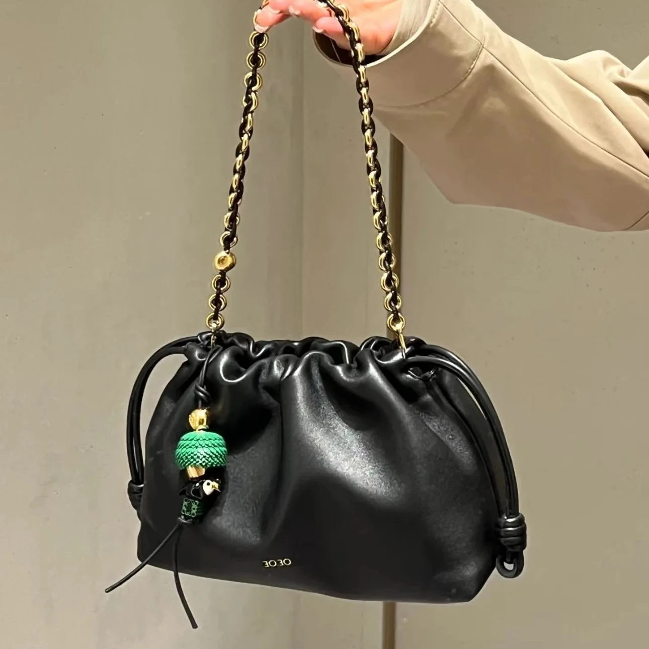 Сумка-ведро Lucky Bag, сумка через плечо и на плечо из воловьей кожи с плиссировкой и завязками
Сумка-ведро Lucky Bag, сумка через плечо и на плечо из воловьей кожи с плиссировкой и завязками