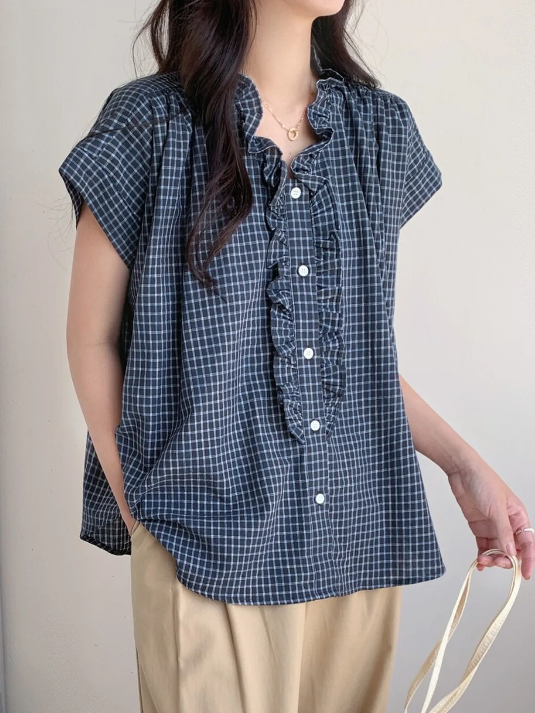 Summer Vintage Plaid Shirt Women Loose Slimming Country Style Design V-Neck Top Korean Style Floral Wooden Ear Trim
Summer Vintage Plaid Shirt Women Loose Slimming Country Style Design V-Neck Top Korean Style Floral Wooden Ear Trim