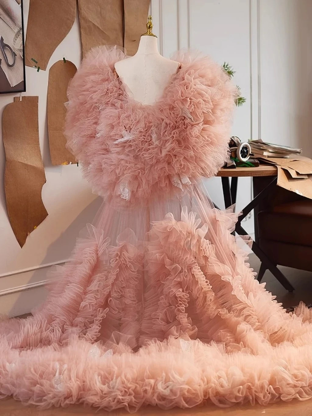 Новая розовая накидка большого размера, элегантная многослойная накидка, женская вечерняя шаль, модный костюм для фотосъемки, стильный женский плащ
Новая розовая накидка большого размера, элегантная многослойная накидка, женская вечерняя шаль, модный костюм для фотосъемки, стильный женский плащ