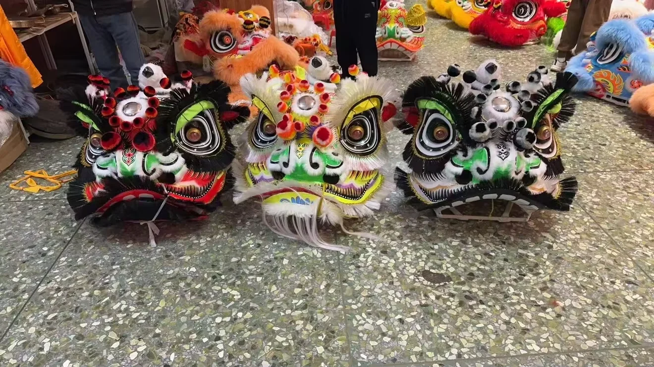 Adult Christmas Color Wool Lion Dance Mascot Costume Traditional Chinese Lion Cosplay Suit for Holiday Party Stage Performance
Adult Christmas Color Wool Lion Dance Mascot Costume Traditional Chinese Lion Cosplay Suit for Holiday Party Stage Performance