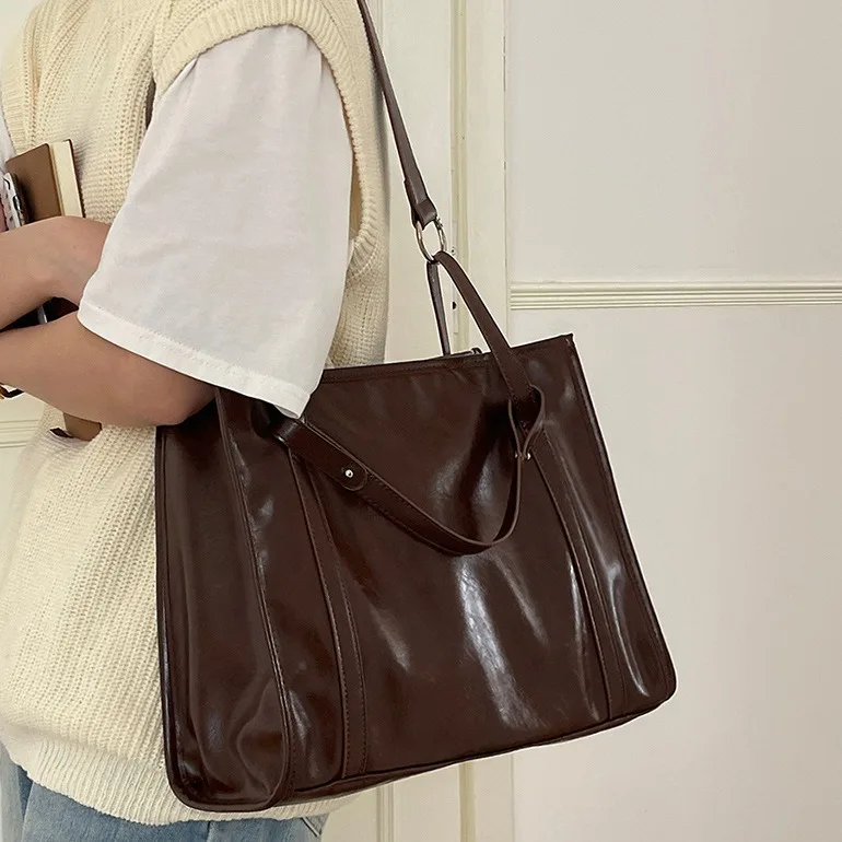 Simple retro texture large capacity commuter bag square student versatile tote bag portable shoulder messenger bag
Simple retro texture large capacity commuter bag square student versatile tote bag portable shoulder messenger bag