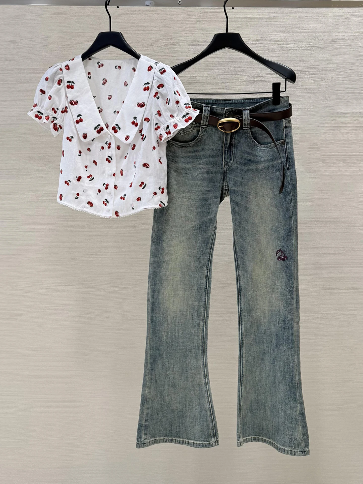 Sweet Cherry Print Bubble Sleeve V-Neck Shirt Top for Women Elegant Commute Style Loose Fit Short Sleeve Casual Wear
Sweet Cherry Print Bubble Sleeve V-Neck Shirt Top for Women Elegant Commute Style Loose Fit Short Sleeve Casual Wear