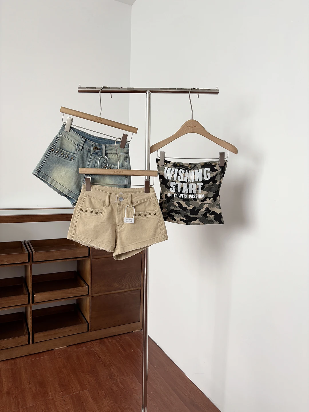 Summer 2026 Women's Slim Fit High Waist Denim Shorts Washed Color Fashionable Hot Pants Commute Style Polyester Fiber
Summer 2026 Women's Slim Fit High Waist Denim Shorts Washed Color Fashionable Hot Pants Commute Style Polyester Fiber