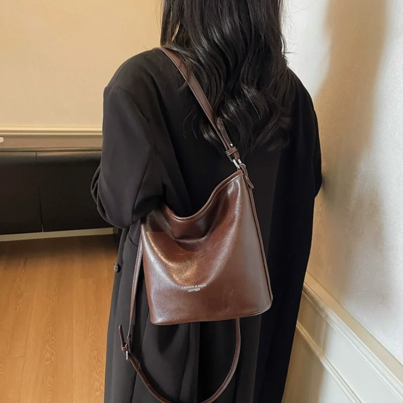 Women's Everyday Style Brown Vintage Oil Wax Leather Hobo Shoulder Bag, For Work, Travel, Daily Commute & Casual Street Style
Women's Everyday Style Brown Vintage Oil Wax Leather Hobo Shoulder Bag, For Work, Travel, Daily Commute & Casual Street Style
