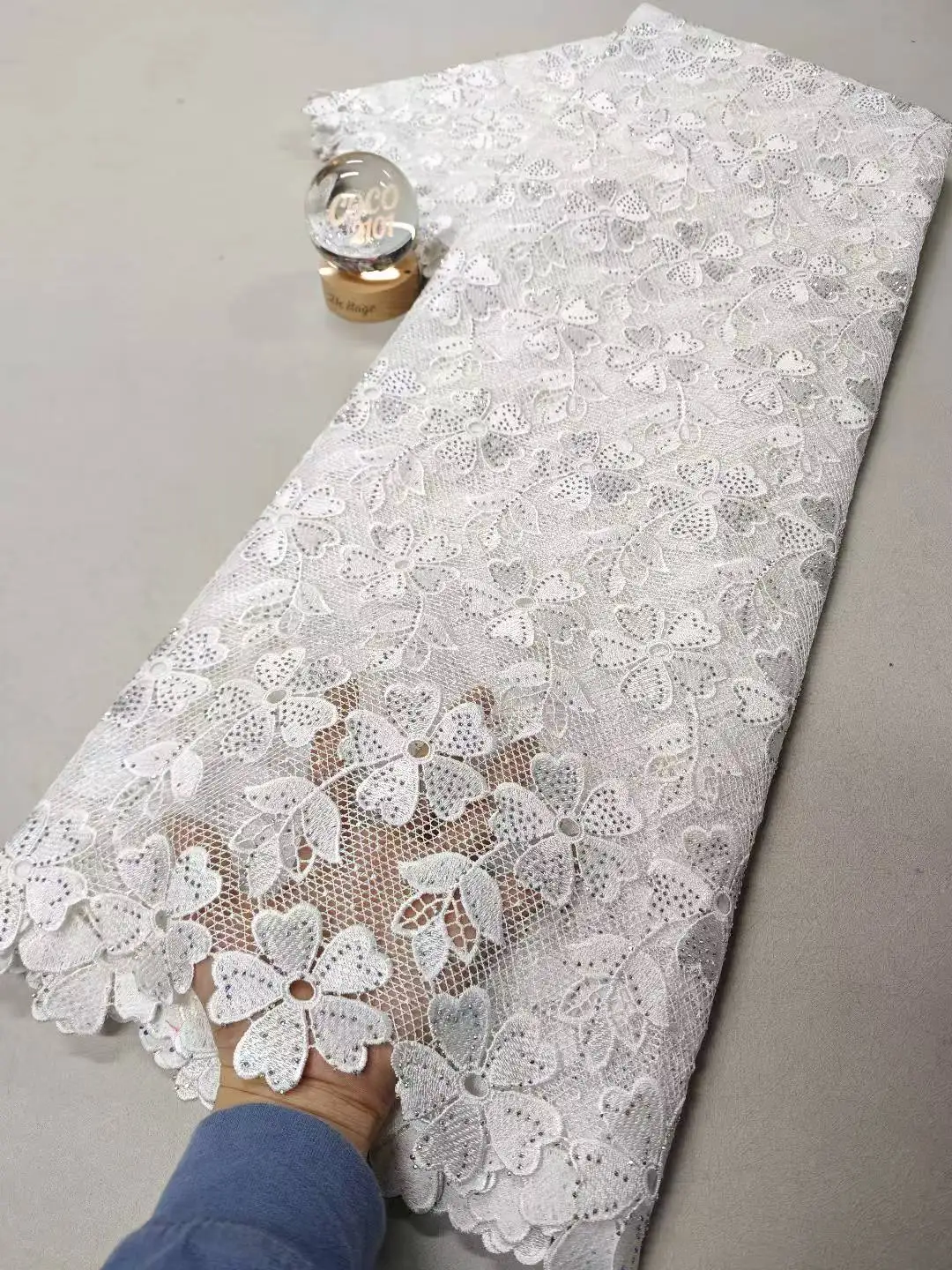 Высококачественная нигерийская хлопковая ткань с пайетками и вышивкой, кружево, фатин для свадебных и праздничных платьев, шифон, 5 ярдов, XL145 (2025 год)
Высококачественная нигерийская хлопковая ткань с пайетками и вышивкой, кружево, фатин для свадебных и праздничных платьев, шифон, 5 ярдов, XL145 (2025 год)