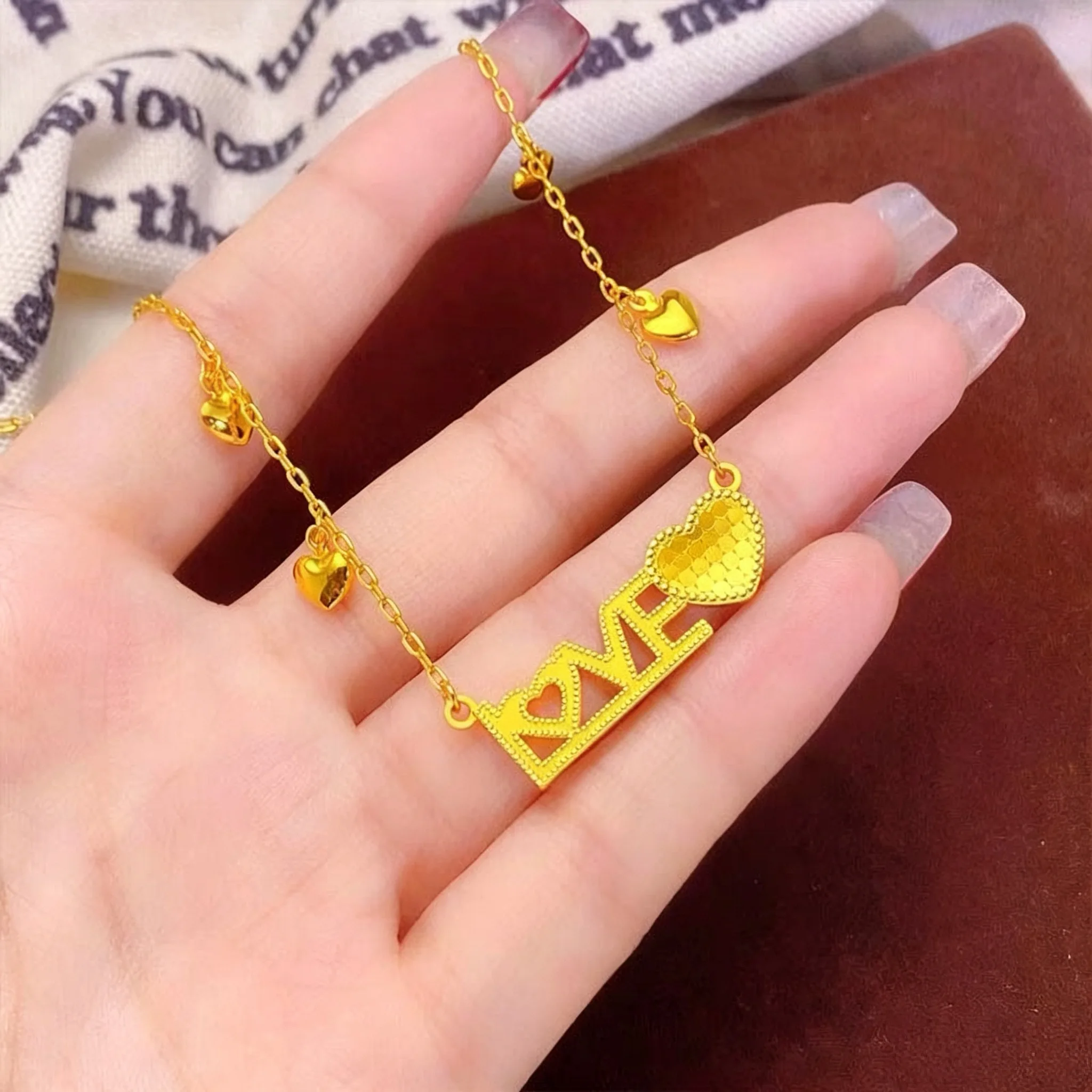 Luxurious 9999 long-lasting, non-fading, light luxury style, letter "love" heart-shaped, simple and high-end women's necklace
Luxurious 9999 long-lasting, non-fading, light luxury style, letter "love" heart-shaped, simple and high-end women's necklace