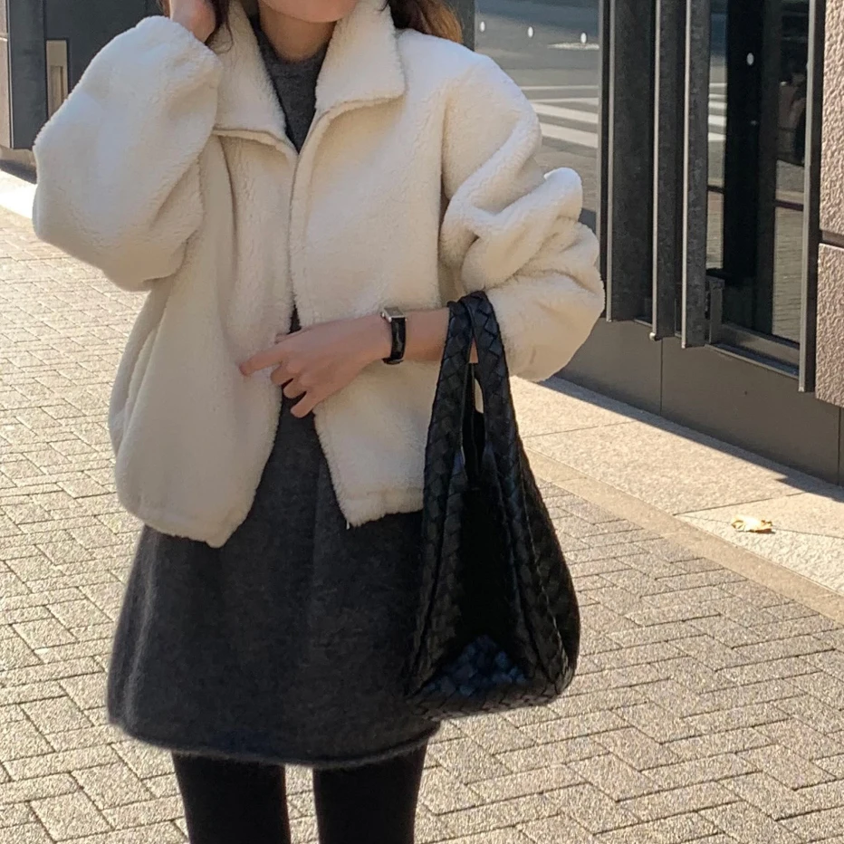 Chic ort Fem Jaet Korean Sle Warm Furry Inteated Leather And Fur Stand Collar Autumn Winter New Arrival
Chic ort Fem Jaet Korean Sle Warm Furry Inteated Leather And Fur Stand Collar Autumn Winter New Arrival