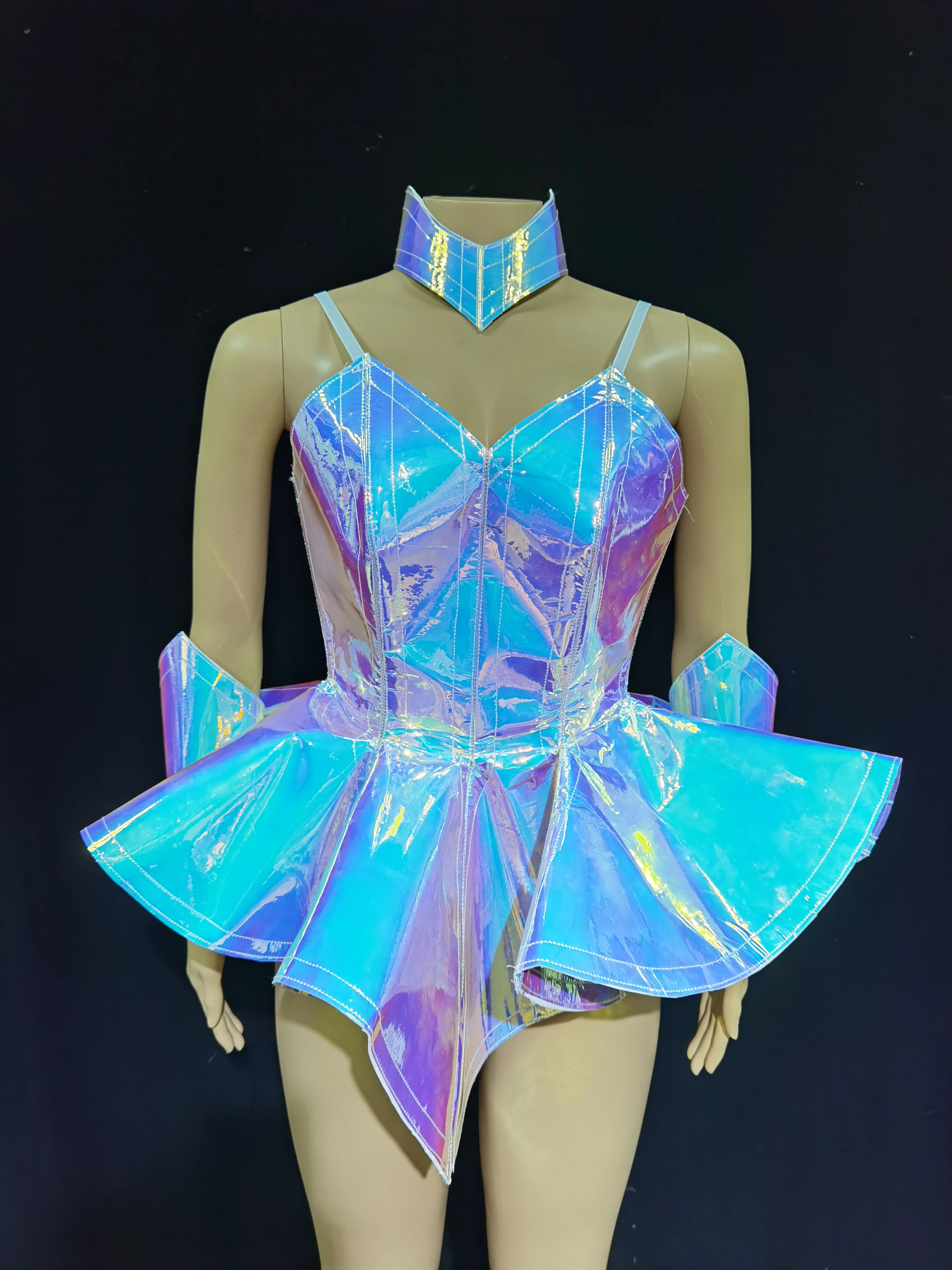 Performance clothes, nightclubs, bars, women's patent leather dresses, multicolored, and wearing belted clothing
Performance clothes, nightclubs, bars, women's patent leather dresses, multicolored, and wearing belted clothing